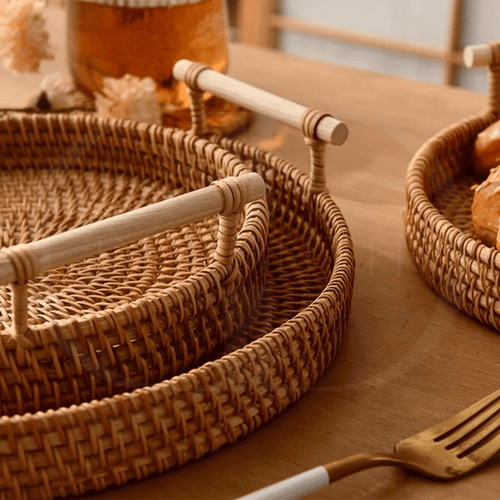 Bandeja de Rattan Trançado com Alça de Madeira