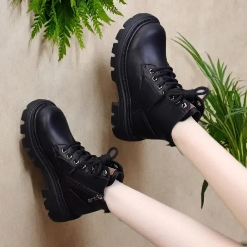 Bota Feminina Cano Curto Solado Grosso Antiderrapante (Promoção de Inverno 2026)