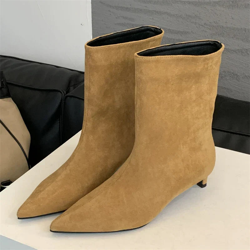 Bota Feminina de Bico Fino Salto Baixo Vintage - (Promoção de Inverno 2026)