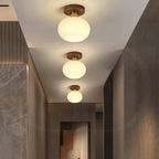 luminaria de teto base madeira com dourado no corredor