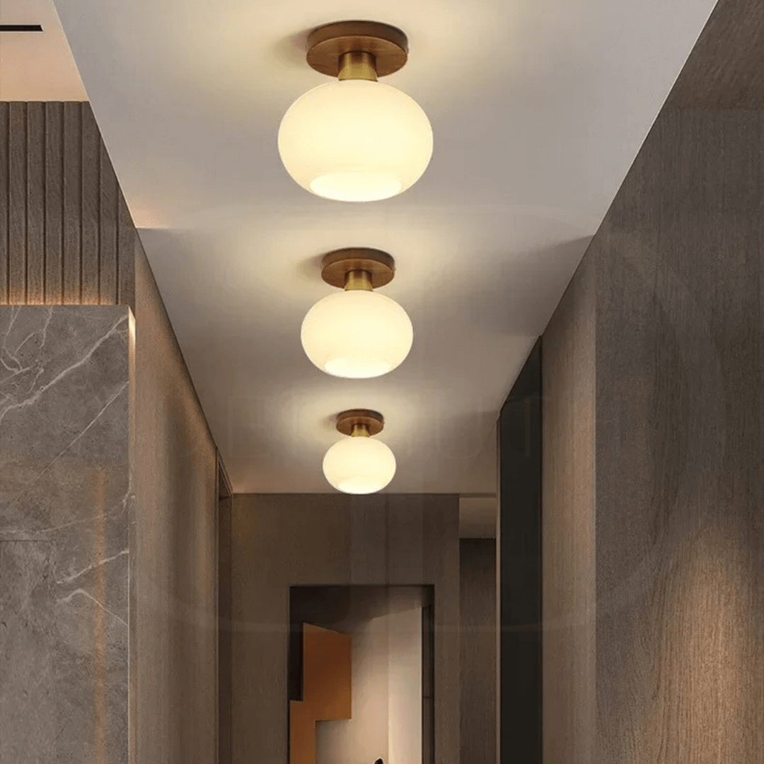 luminaria de teto base madeira com dourado no corredor