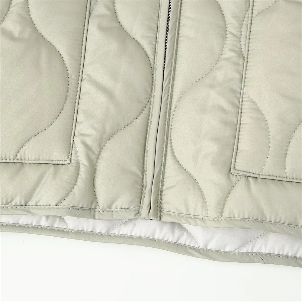Casaco Feminino Leve de Algodão com Decoração de Bolsos - Modelo Oversized